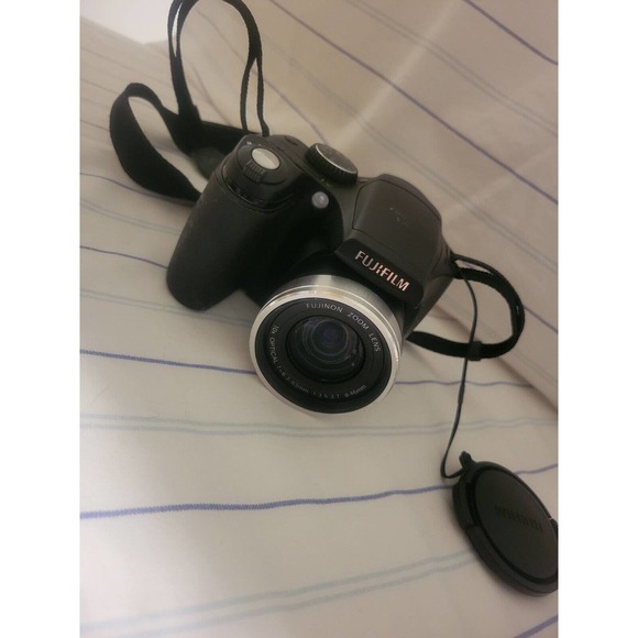 Fuji Fujifilm Finepix S700 7.1MP Digital Camera w/10x Zoom - Picture 2 of 6